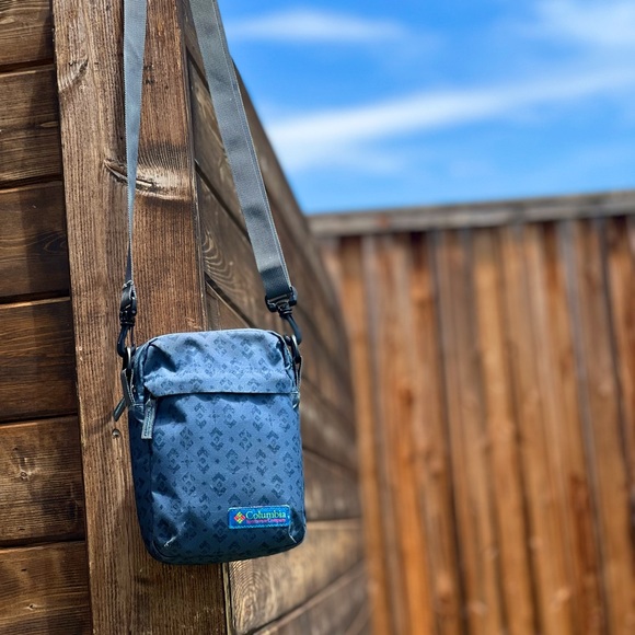 Columbia Handbags - 🌺Columbia blue mini hiking/outdoor bag/belt bag